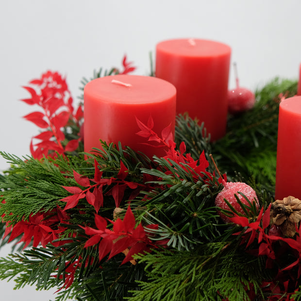 Verspielter Adventskranz in klassischem Rot | 30cm