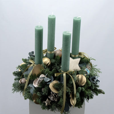 Natürlicher Adventskranz mit hohen Kerzen in Eukalyptusgrün | 35cm