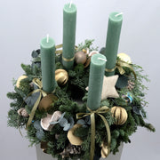 Natürlicher Adventskranz mit hohen Kerzen in Eukalyptusgrün | 35cm