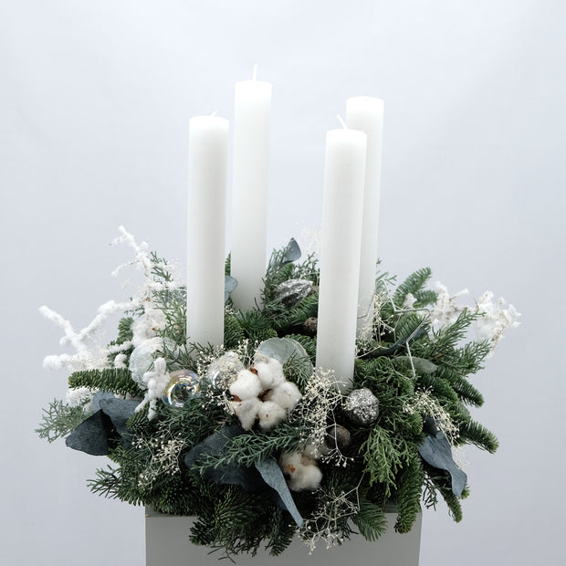 Winterlicher Adventskranz mit hohen Kerzen in Weiß | 35cm