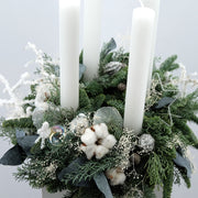 Winterlicher Adventskranz mit hohen Kerzen in Weiß | 35cm