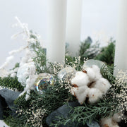 Winterlicher Adventskranz mit hohen Kerzen in Weiß | 35cm