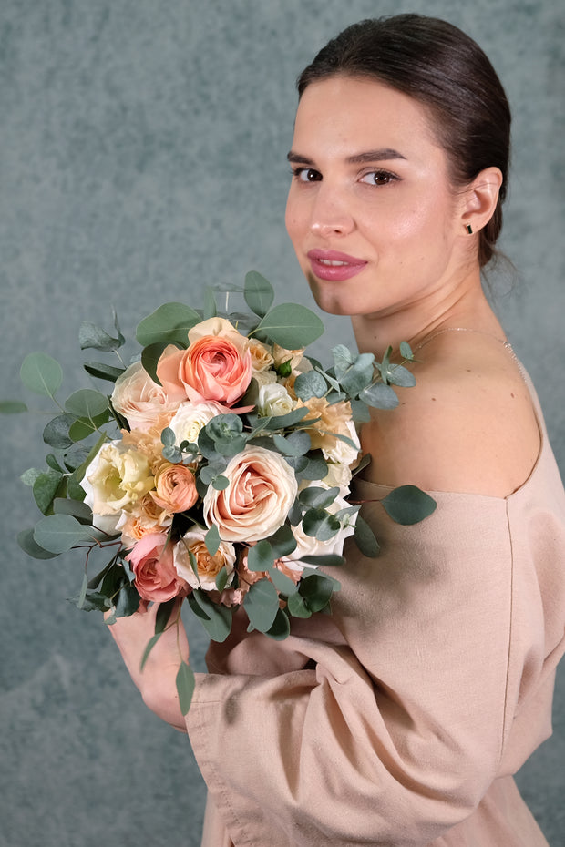 Verspielter Brautstrauß in Apricot und Weiß