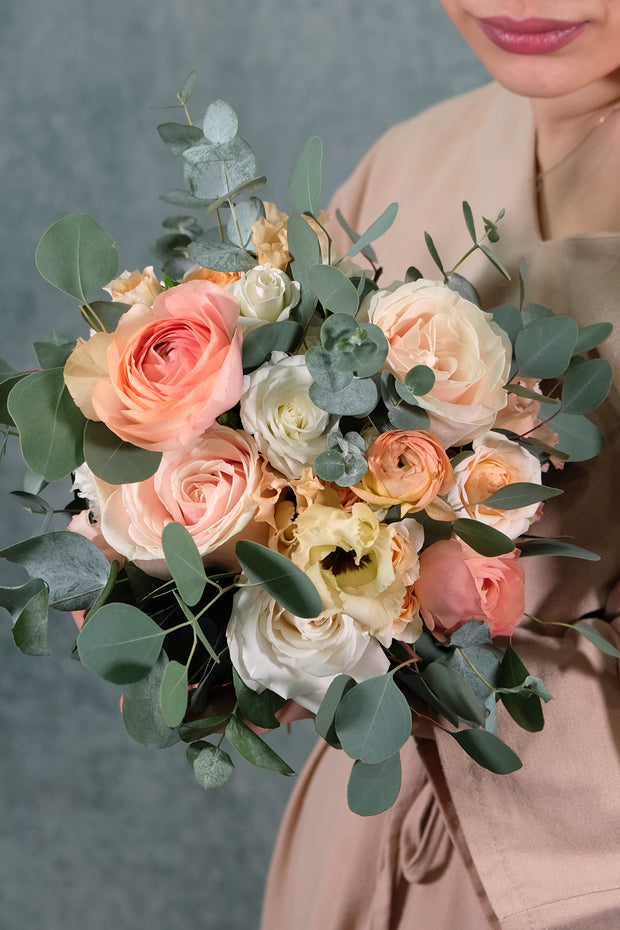Verspielter Brautstrauß in Apricot und Weiß