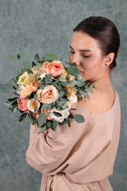 Verspielter Brautstrauß in Apricot und Weiß