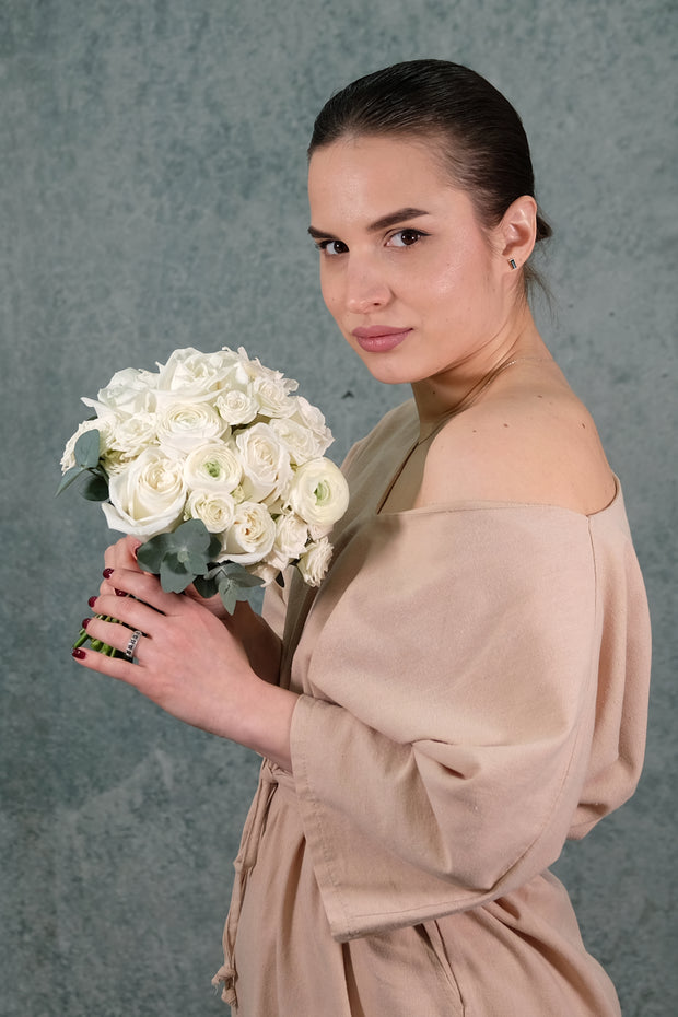 Klassischer Brautstrauß mit weißen saisonalen Blumen