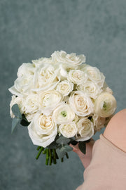 Klassischer Brautstrauß mit weißen saisonalen Blumen