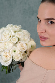 Klassischer Brautstrauß mit weißen saisonalen Blumen