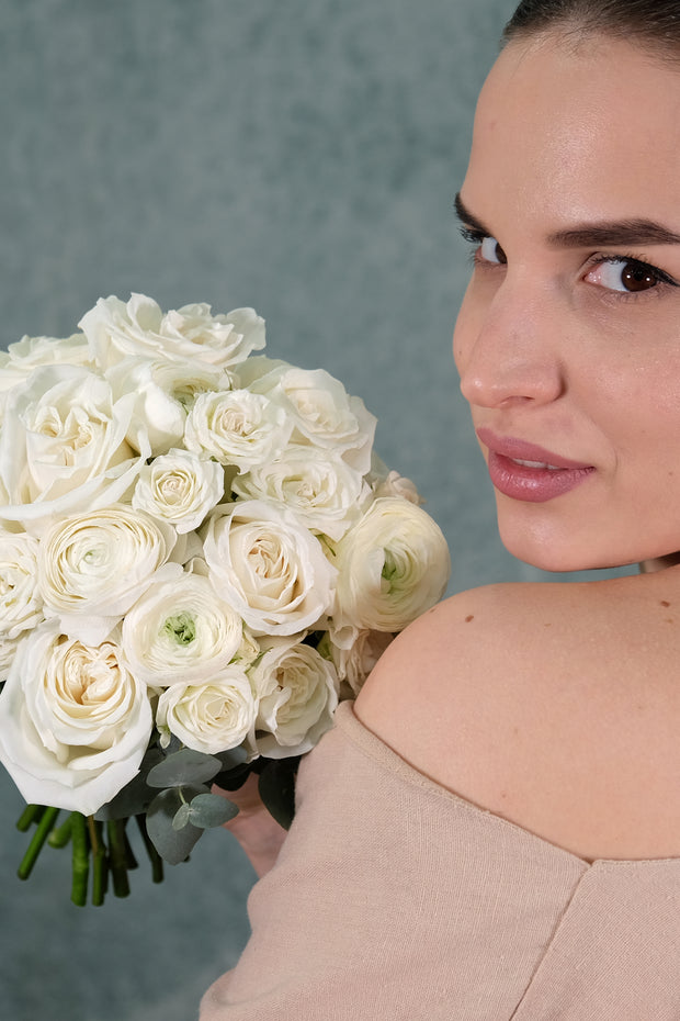 Klassischer Brautstrauß mit weißen saisonalen Blumen