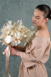 Trockenblumen Brautstrauß in Beige, Weiß und Ivory