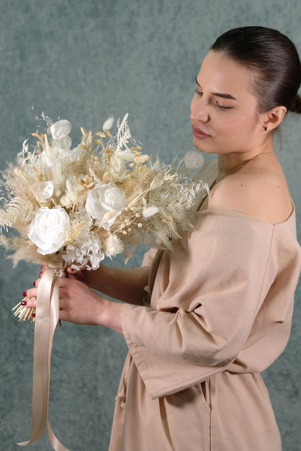 Trockenblumen Brautstrauß in Beige, Weiß und Ivory