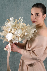 Trockenblumen Brautstrauß in Beige, Weiß und Ivory