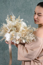 Trockenblumen Brautstrauß in Beige, Weiß und Ivory