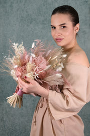 Trockenblumen Brautstrauß in Beige und Rosé