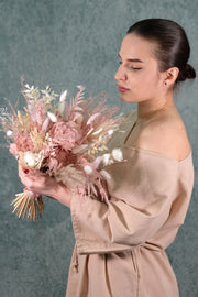 Trockenblumen Brautstrauß in Beige und Rosé