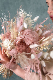 Trockenblumen Brautstrauß in Beige und Rosé