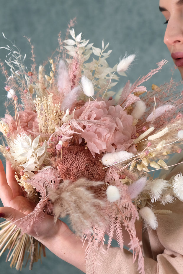 Trockenblumen Brautstrauß in Beige und Rosé