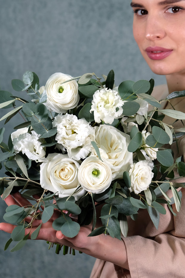 Verspielter Greenery Brautstrauß mit weißen Blumen