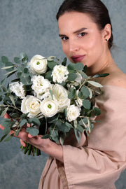 Verspielter Greenery Brautstrauß mit weißen Blumen