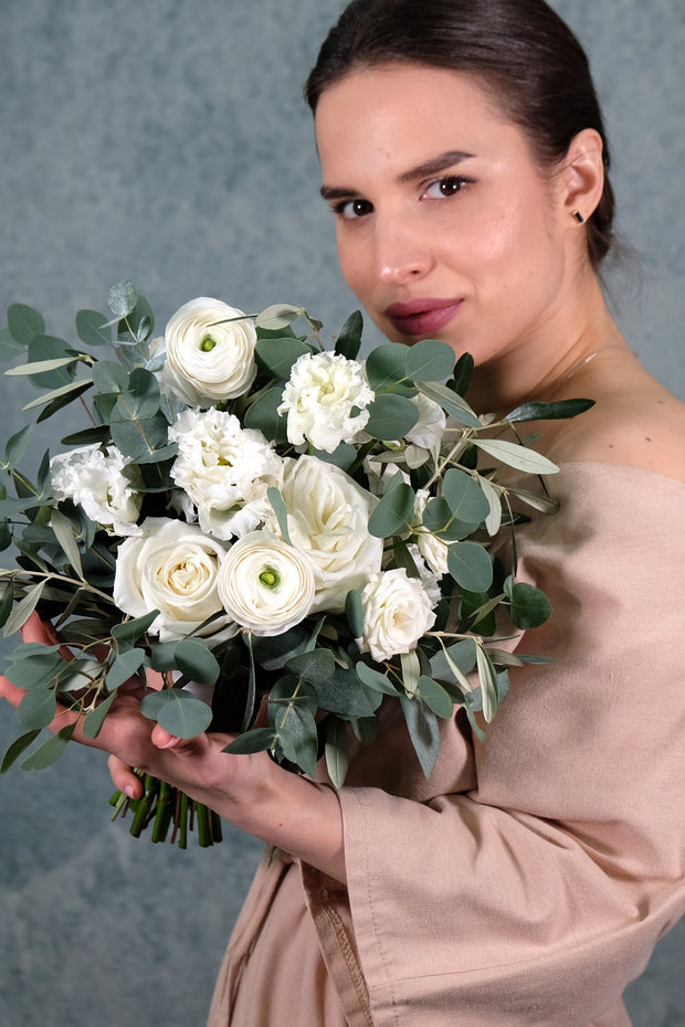 Verspielter Greenery Brautstrauß mit weißen Blumen