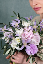 Verspielter Brautstrauß in zartem Lila und Weiß