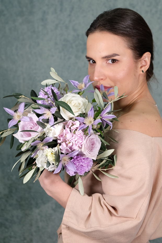 Verspielter Brautstrauß in zartem Lila und Weiß