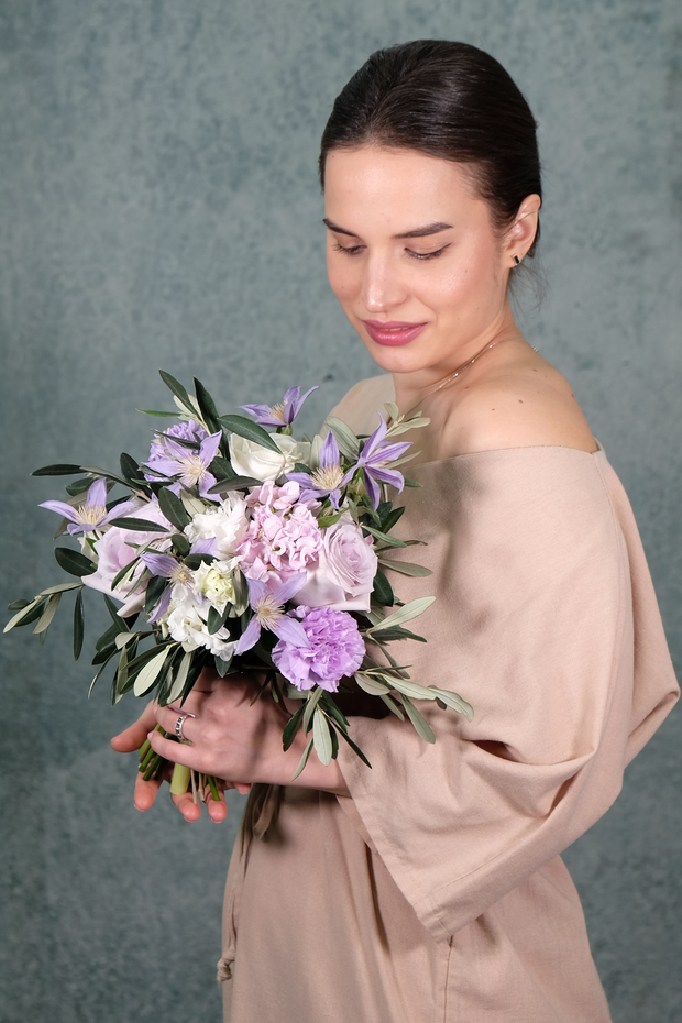 Verspielter Brautstrauß in zartem Lila und Weiß