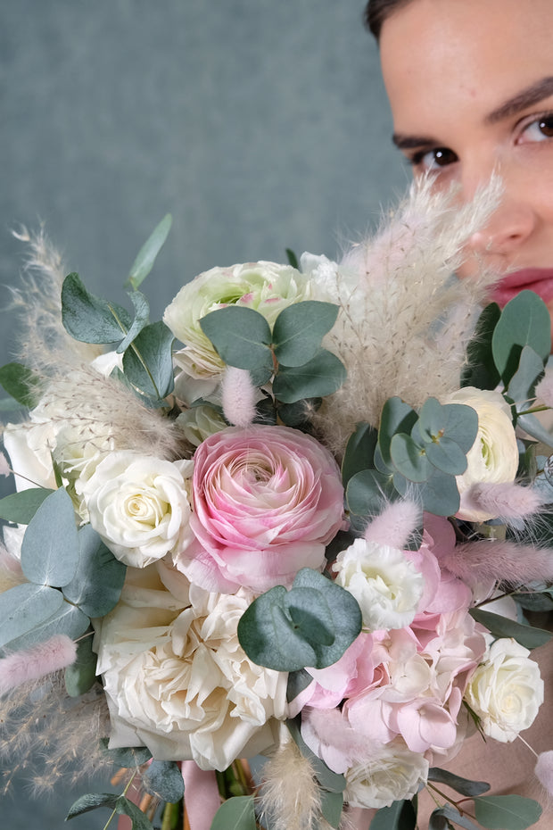 Boho-Chic Brautstrauß in Blush, Cremeweiß und Beige