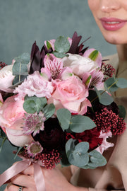 Leicht verspielter Brautstrauß in Rosé und Bordeaux