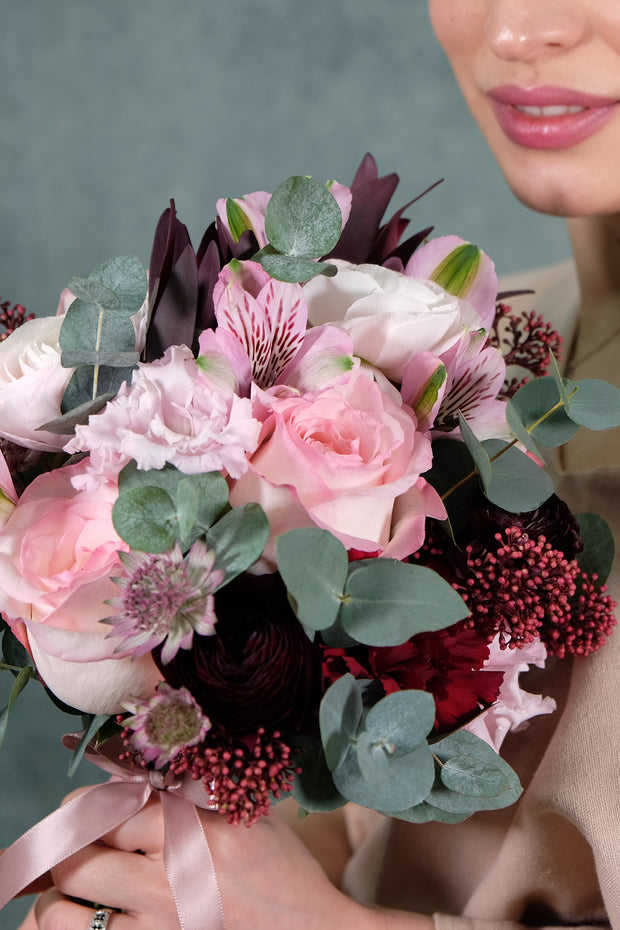Leicht verspielter Brautstrauß in Rosé und Bordeaux
