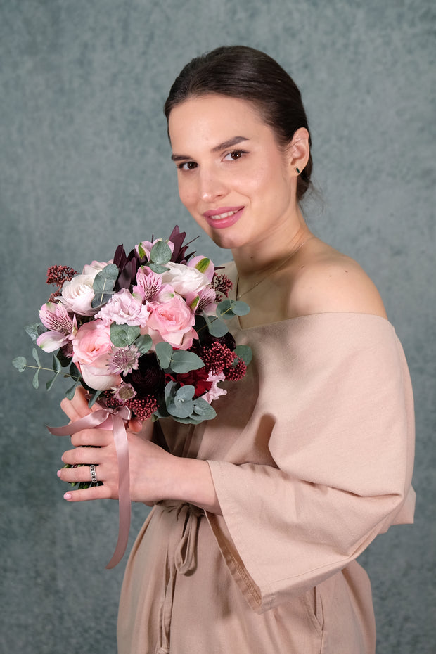 Leicht verspielter Brautstrauß in Rosé und Bordeaux