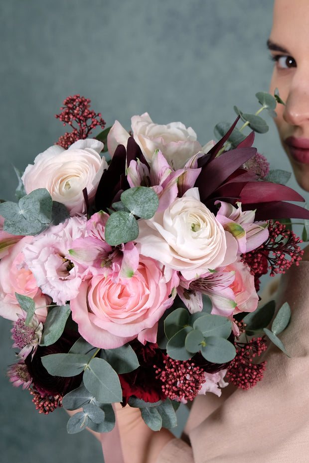 Leicht verspielter Brautstrauß in Rosé und Bordeaux